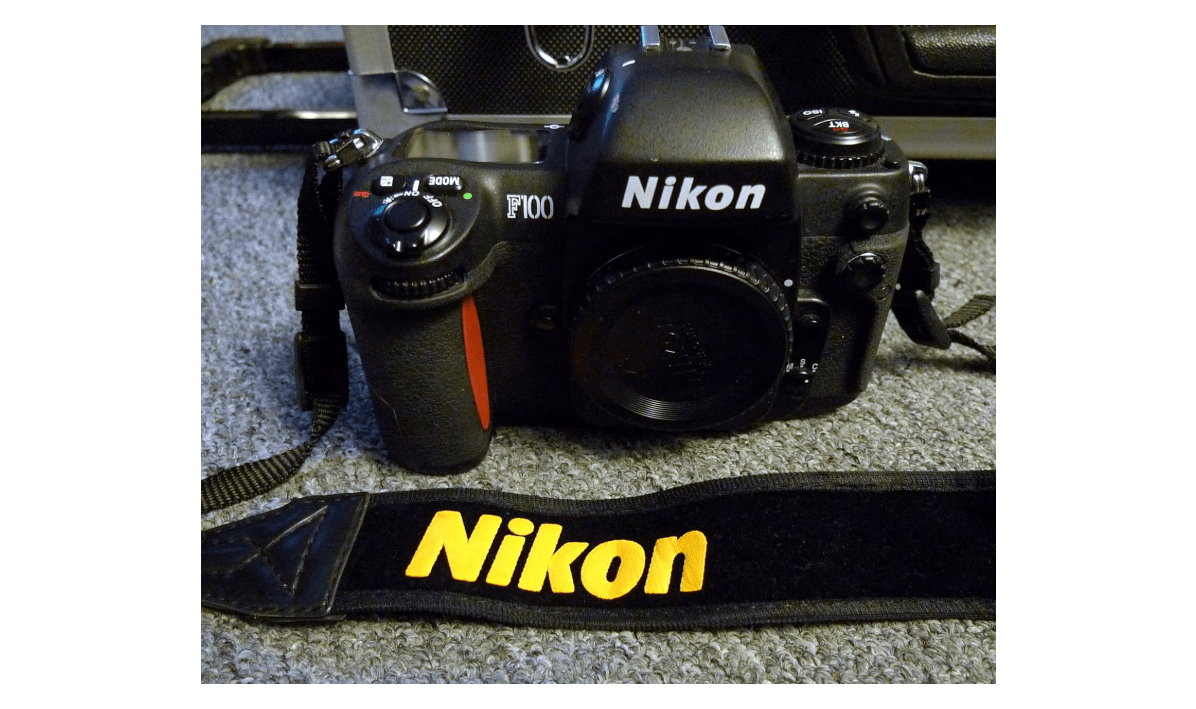 
NIKON F100 35mm SLR Camera Body