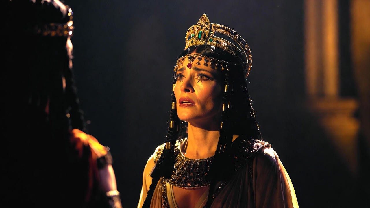 Cleopatra's iconic death scene in National Theatre Live Antony & Cleopatra 2018