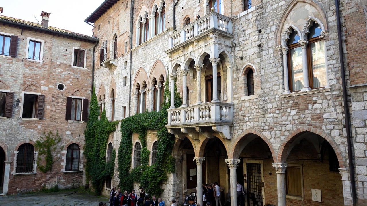 Juliet's House (Casa di Giulietta) in Verona with the famous 1930s-added marble balcony in the courtyard.