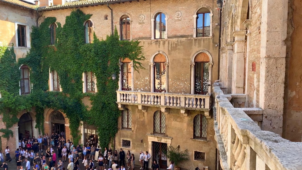 Juliet's famous balcony at Casa di Giulietta in Verona, central to the setting of Romeo and Juliet balcony scene.