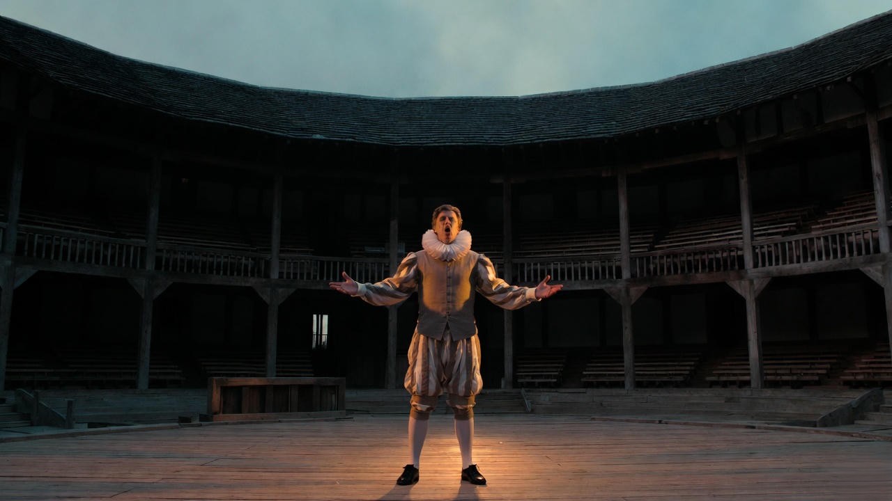 Elizabethan actor portraying the Chorus on stage, symbolizing themes of imagination in Henry V prologue.