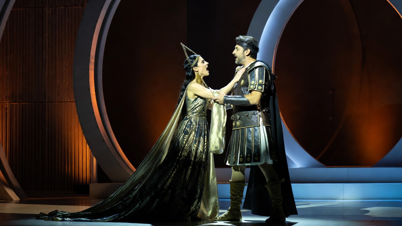 Julia Bullock as Cleopatra and Gerald Finley as Antony in John Adams' Antony and Cleopatra opera duet scene
