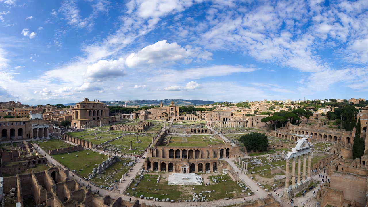 Panoramic view of the Roman Forum including the Temple of Divine Julius ruins, a must-see site for history and Shakespeare enthusiasts