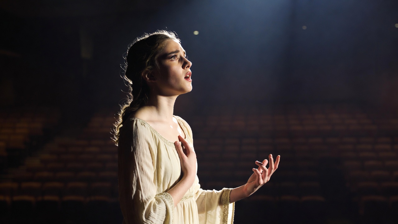 Actress performing Juliet monologue on stage, Shakespeare acting performance tips