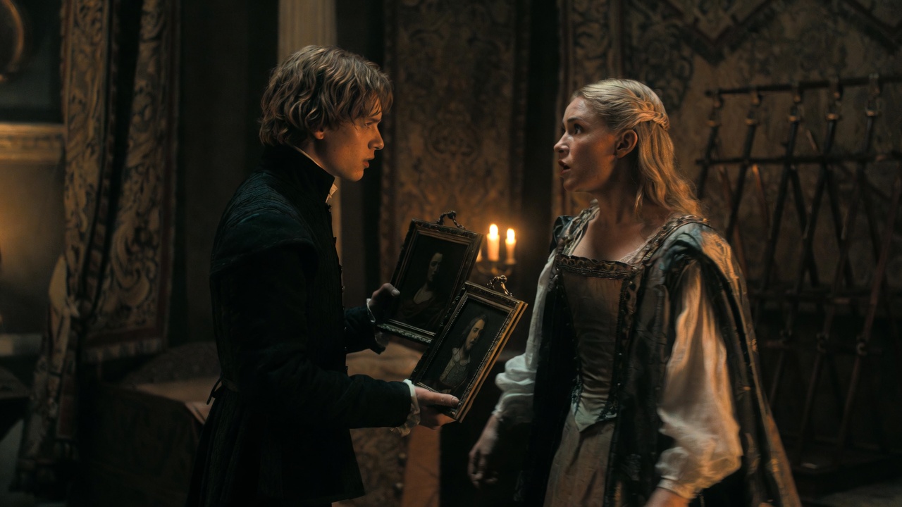 Hamlet confronting Gertrude with royal miniatures in the closet scene, Act 3 Scene 4 dramatic moment