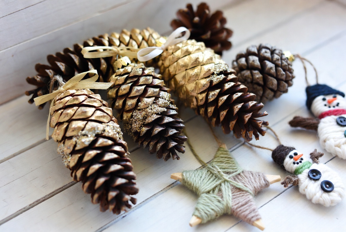 budget pinecone natural material classroom ornaments DIY craft