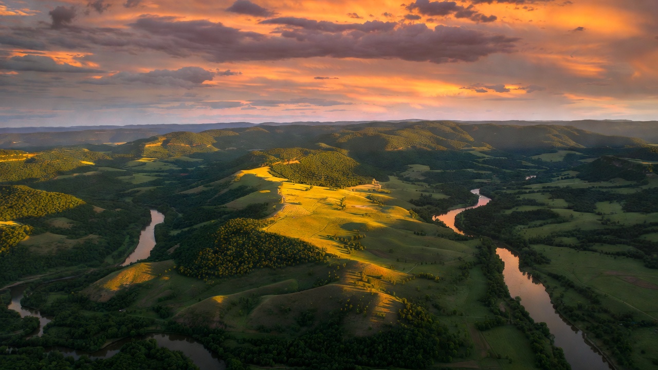 Scenic Missouri landscape with rolling hills and river representing state context for age of consent laws