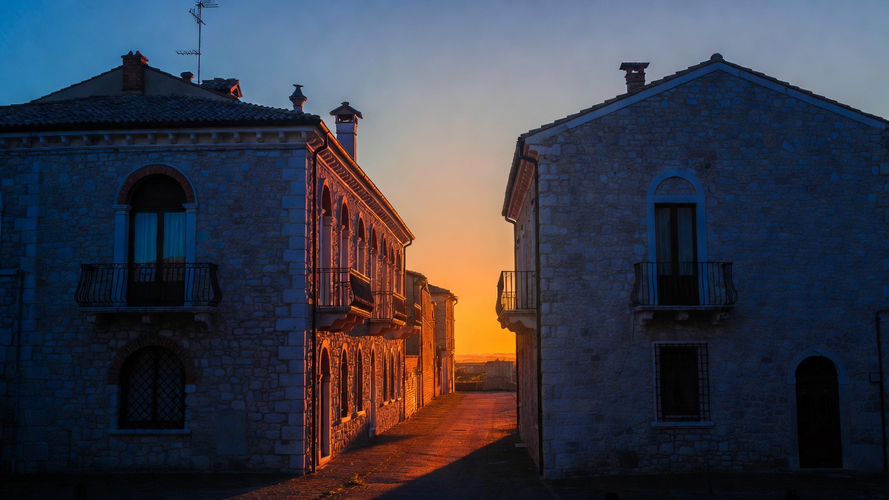 Feuding Montague and Capulet houses in Verona illustrating Romeo and Juliet’s central conflict