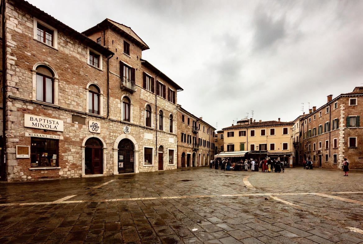 Atmospheric 1590s Elizabethan-era Italian square in Padua, depicting the world of Shakespeare's The Taming of the Shrew.